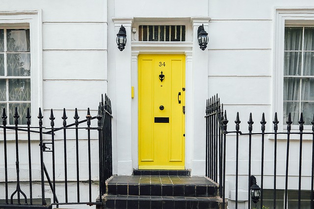 žluté vchodové dveře